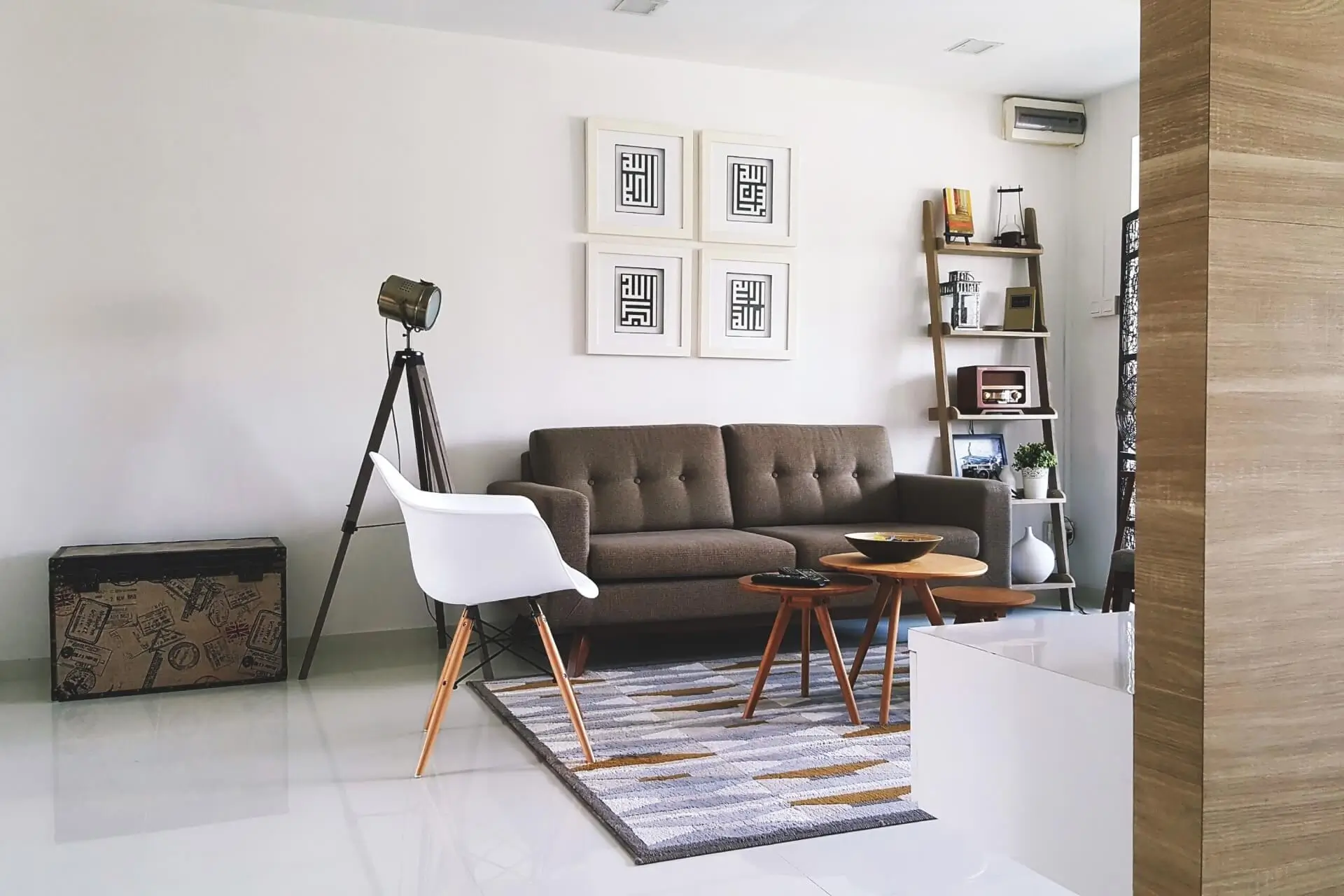 Moderní obývací pokoj se sedací soupravou a designovými prvky